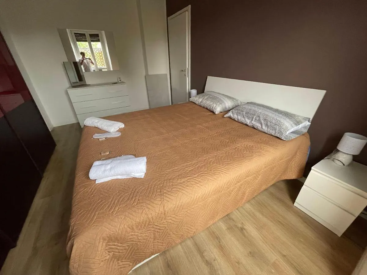Ampia Camera Matrimoniale Con Letto Double King-Size By Alex Guest House Milan 0*,  Italy