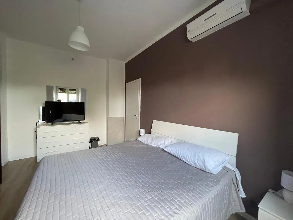 Ampia Camera Matrimoniale Con Letto Double King-Size By Alex Guest House Milan Italy